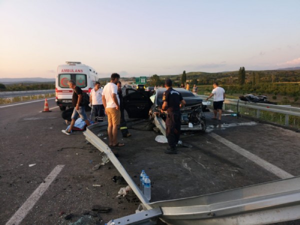 Feci kaza! Adeta bariyerlere saplandı