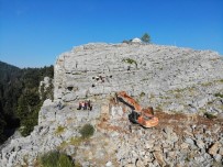 KEÇİ - Bin 450 Metre Rakımda Yarığa Sıkışan Ve 3 Gündür Çıkamayan Oğlak İçin Dağları Deldiler