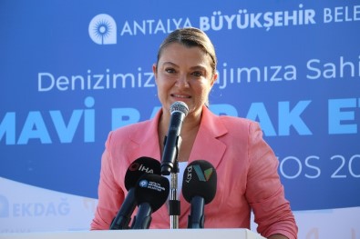 Gün Batımında Plajda Çöp Topladılar