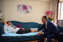 BELEDİYE ENCÜMENİ - Hac Dönüşü İlk Ziyaret Yaralı Gaziye