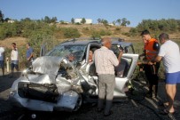 Hafif Ticari Araç İle Otomobil Kafa Kafaya Çarpıştı Açıklaması 6 Yaralı