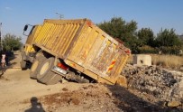 BAHÇECIK - Hafriyat Kamyonu Çukura Düştü