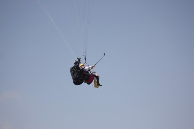 Paraşütle Atladı, Havada Çay Doldurdu