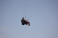 DEVLET MEMURLARı - Paraşütle Atladı, Havada Çay Doldurdu