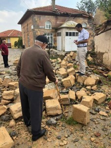 Yoğun Yağış Ve Rüzgar Cami Minaresini Yıktı