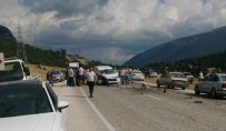 Antalya'da İki Araç Kafa Kafaya Çarpıştı Açıklaması 6 Yaralı Haberi