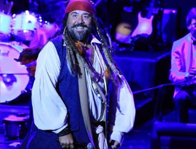 Ata Demirer Harbiye Açıkhava'da sahne aldı 'Jack Sparrow' oldu