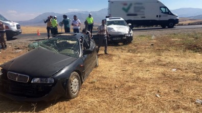 Kahramanmaraş'ta İki Otomobil Çarpıştı Açıklaması 3 Yaralı