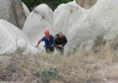 Kayalıklarda Mahsur Kalan Şahsı AFAD Ekipleri Kurtardı