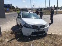 DEMIRŞEYH - Otomobil Kaldırıma Çarptı  Açıklaması 2 Yaralı