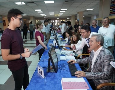 Rektör Budak, Dereceye Girenlerin Kayıtlarını Yaptı