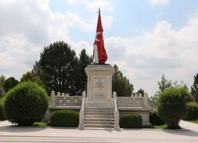 'Şehit Sancaktar Mehmetçik Anıtı'nın Temeli Atatürk Tarafından Zafertepeçalköy'de Atılmıştır'