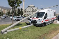 MEHMET POLAT - Ambulans İle Otomobil Çarpıştı Açıklaması 4 Yaralı