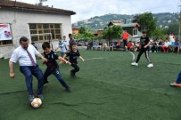 KOMBİNE BİLET - Başkan Genç, Trabzonspor'un 52. Kuruluş Yıldönümünü Çocuklarla Birlikte Kutladı