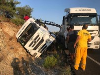 Köyceğiz'de Tomruk Yüklü Tır Devrildi