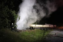 İZZET BAYSAL DEVLET HASTANESI - Lastiği Patlayan Tır Ormanlık Alana Uçtu Açıklaması 3 Yaralı