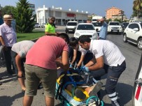 MOTOSİKLET KAZASI - Polisten Kaza Yerinde Meraklı Kalabalığa Kask Uyarısı