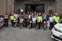 JANDARMA GENEL KOMUTANLIĞI - Afyonkarahisar'da Jandarmadan 5 Çocuğa Bisiklet