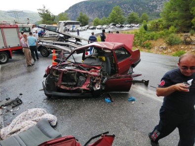 Antalya'da Yolcu Otobüsü İle Otomobil Çarpıştı Açıklaması 1'İ Ağır 5 Yaralı