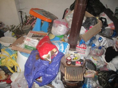 Ataşehir'de Karı Kocanın Yaşadığı Evden Tonlarca Çöp Çıktı