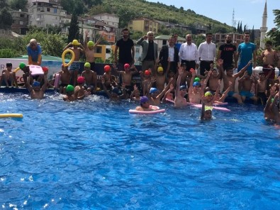 Dilovası'da Çocuklar Havuz Keyfinde
