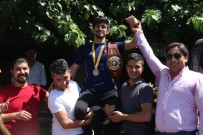 DÜNYA ŞAMPİYONU - Dünya Şampiyonu Omuzlarda Karşılandı