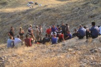 ÇEKIM - Girdikleri Mağarada Mahsur Kalan TV Ekibine Ulaşıldı