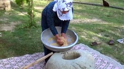 Muş'ta 'Dibekte Buğday Dövme' Geleneği Sürdürülüyor