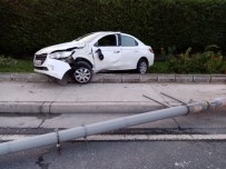 CENAZE ARACI - Otomobili İle Elektrik Direğe Çarpan Sürücü Hayatını Kaybetti