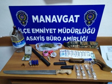 Polisten Kaçan Otomobilde Uyuşturucu, Silah Ve Yabancı Para Ele Geçirildi