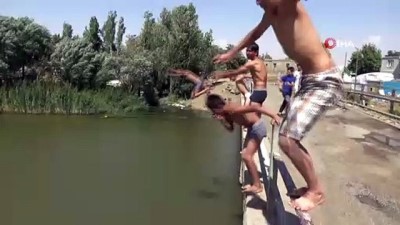 Sıcaktan Bunalan Çocuklar Nehirde Serinliyor