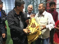 KONAKLı - Çadırda Kalan Tarım İşçileri Yağmura Yakalanınca Halı Sahaya Yerleştirildi