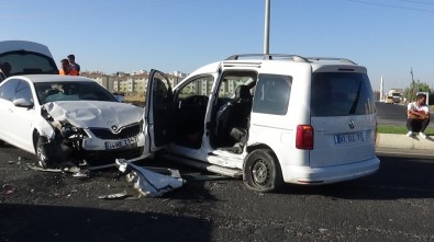 Diyarbakır'da Zincirleme Trafik Kazası Açıklaması 3 Yaralı