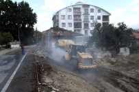 ÇAYBOYU - Isparta'da Trafik Güvenliğini Zora Sokan Müstakil Ev Belediye Tarafından Yıkıldı