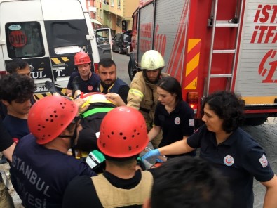 (Özel) Kağıthane'de Kontrolden Çıkan Servis Aracı Bir Evin Duvarına Çarparak Durabildi