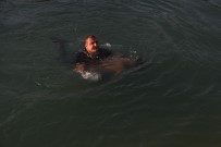 KALP MASAJI - Sulama Kanalından Çıkartılan Gencin Annesi Yürekleri Yaktı