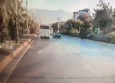 Tekstil İşçilerini Taşıyan Midibüsün Devrilmesi Anbean Görüntülendi