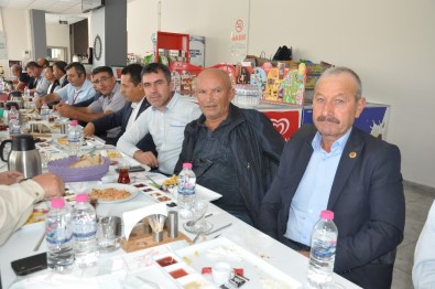 Afyonkarahisar'da Görevinde 25 Yılını Doldurmuş Muhtarlara Plaket