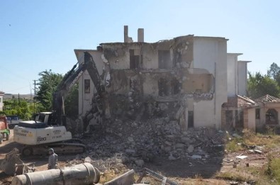 Gülşehir'de Deprem Dayanıklılık Testini Geçemeyen Motel Binası Yıkıldı