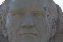 BUCA BELEDİYESİ - İzmir'in Simgesi Dev Atatürk Maskını Profesyonel Dağcılar Temizledi