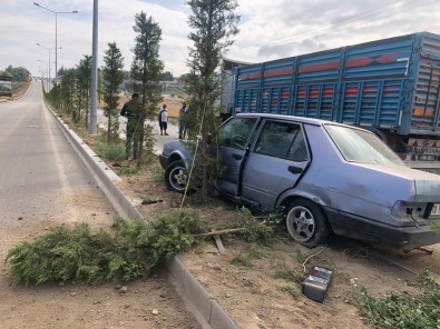 Karaman'da Tıra Çarpan Otomobil Refüje Çıktı Açıklaması 1 Yaralı