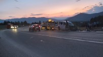 SÜLEYMAN CAN - Ticari Araç İle Otomobil Çarpıştı Açıklaması 1 Ölü, 3'Ü Çocuk 8 Yaralı