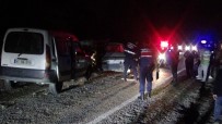 ADEM KELEŞ - Bartın'da 3 Otomobil Birbirine Girdi Açıklaması 1'İ Ağır 4 Yaralı