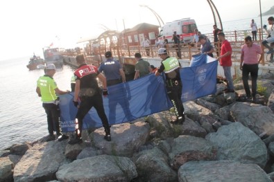 Denizde Bulunan Kadın Cesedi Çıkarıldı