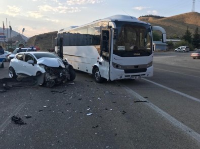 Elazığ'da Midibüs İle Otomobil Çarpıştı Açıklaması2 Yaralı