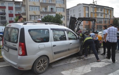 Hafif Ticari Araç İle Forklift Çarpıştı Açıklaması 5 Yaralı