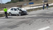 AHMET YAŞAR - İki Otomobil Kafa Kafaya Çarpıştı Açıklaması 6 Yaralı
