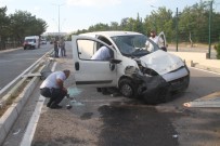 FıRAT ÜNIVERSITESI - Karşı Şeride Geçip Otomobile Çarptı Açıklaması 3 Yaralı