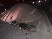 ZEKI VELIDI TOGAN - Kum Yığınına Çarpan Motosikletin Sürücüsü Yaralandı