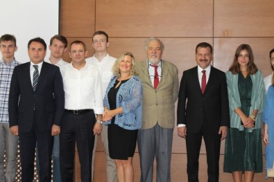 Ünlü Tarihçi İlber Ortaylı, Rus Öğrencilere Osmanlıca Öğretiyor